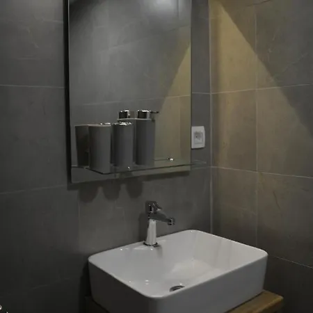 אוהריד Patche Residence - A Wine Cellar Hideaway In The Historic Home Of Revolutionary Metodi Patche מראה חיצוני תמונה